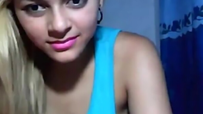 Une Latina Aux Gros Seins Naturels Dans Un Show Webcam