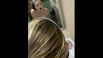 Linda Rubia Es Follada Duro En El Baño