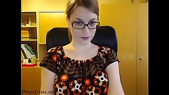 Nerdy Camgirl Ξεγυμνώνεται Και Πειράζει Στην Κάμερα