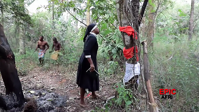 Los Africanos Se Enfrentan Al Misionero Blanco En Un Trío Caliente