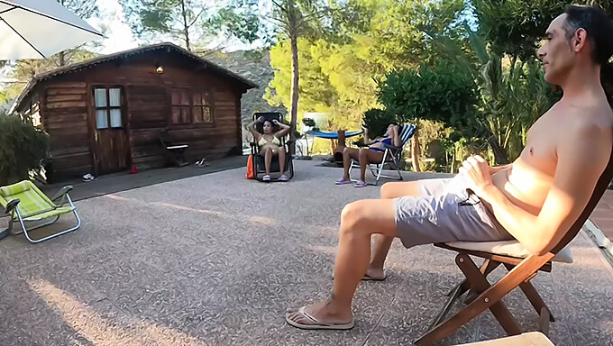 Un Encuentro En Trío Al Aire Libre Con Una Latina Y Su Mejor Amiga