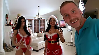 Dos Impresionantes Intérpretes, Rebeca Linares Y Abella Anderson, Destacan Sus Curvilíneos Y Firmes Traseros En Un Especial De Navidad.