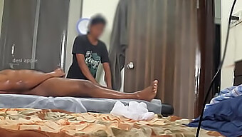 Pertemuan Menyenangkan Tukang Pijat Kecil Dengan Klien Hitam Yang Berukuran Besar