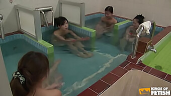 Sensuele Verleiding: Japanse Meisjes Worden Gevingerd Door Een Perverse Kerel In Een Hete Douche